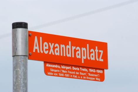 Der Kieler Alexandraplatz wurde nach ihr benannt.